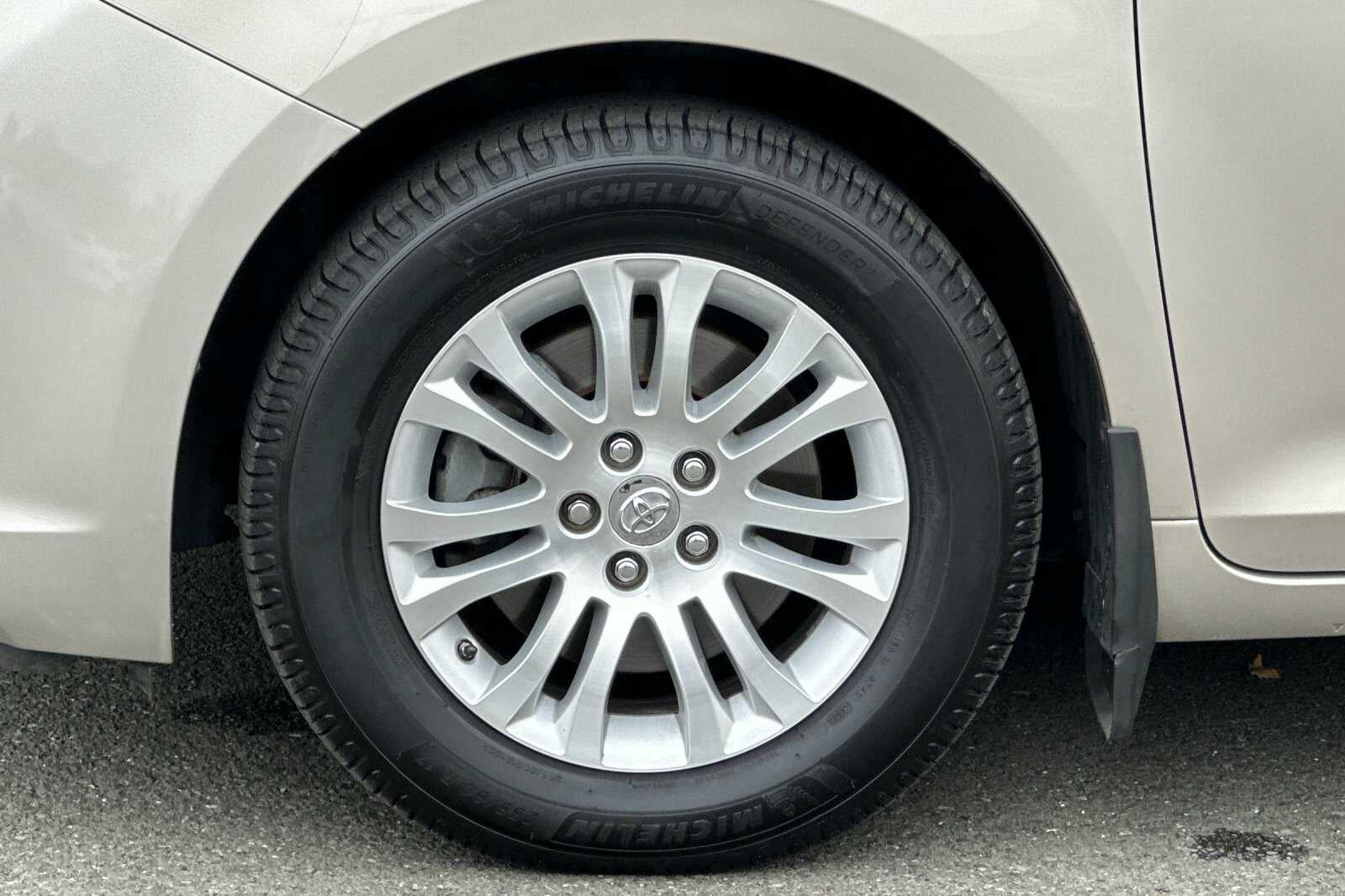 2017 Toyota Sienna XLE 4D Passenger Van