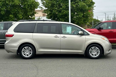 2017 Toyota Sienna XLE 4D Passenger Van