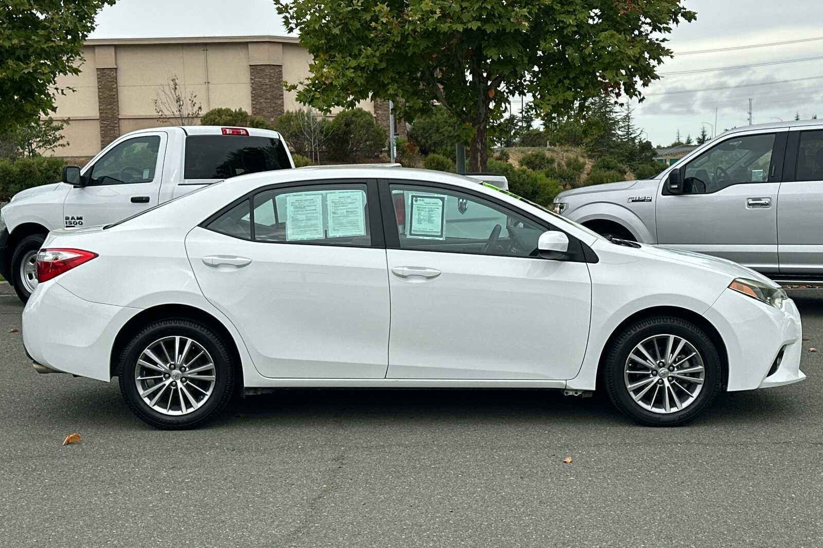 2015 Toyota Corolla LE Plus 4D Sedan