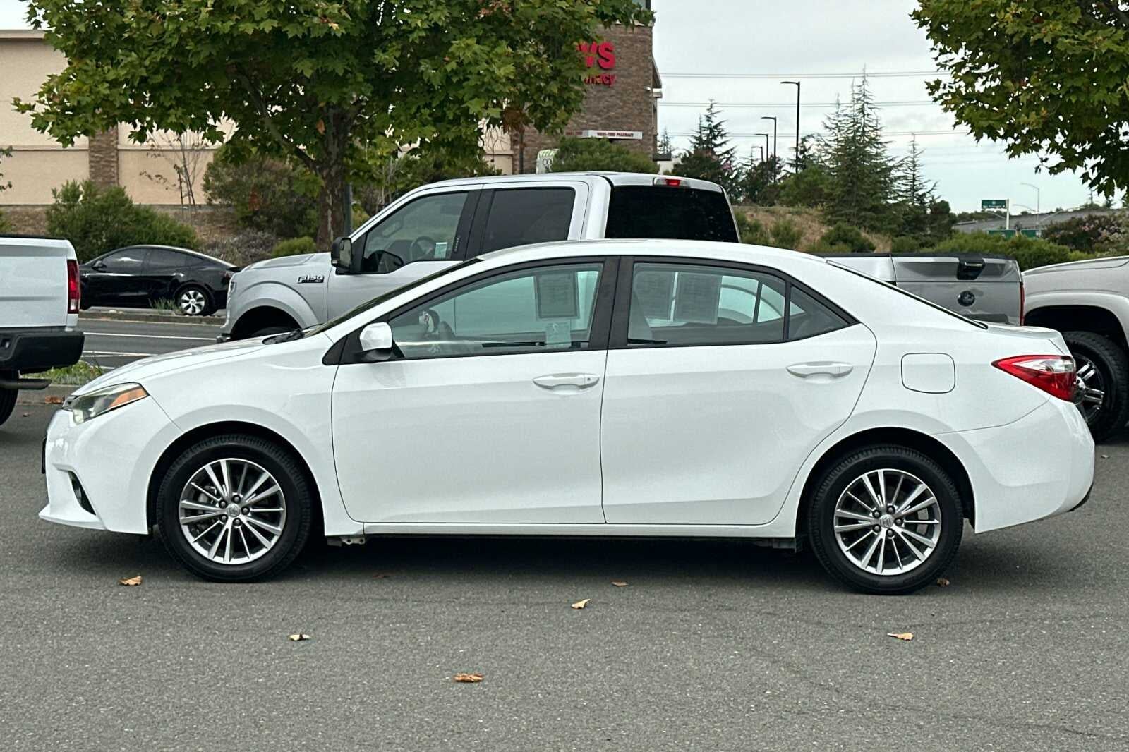 2015 Toyota Corolla LE Plus 4D Sedan