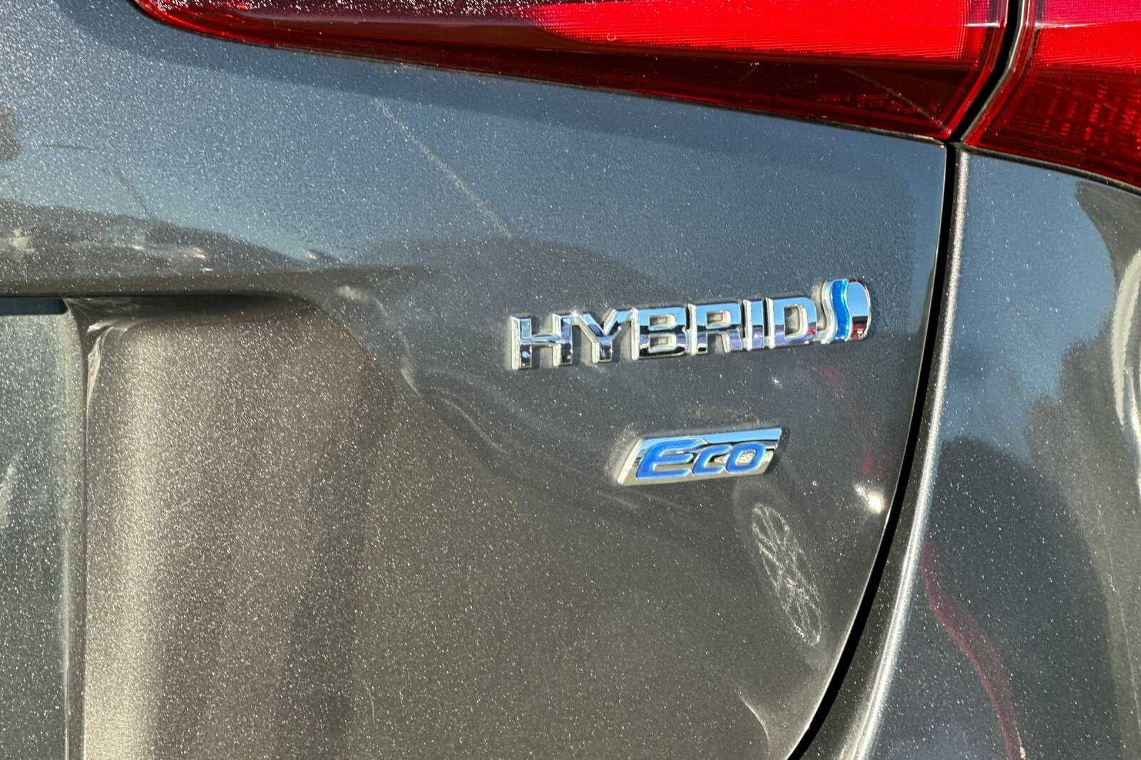 2021 Toyota Prius L 5D Hatchback