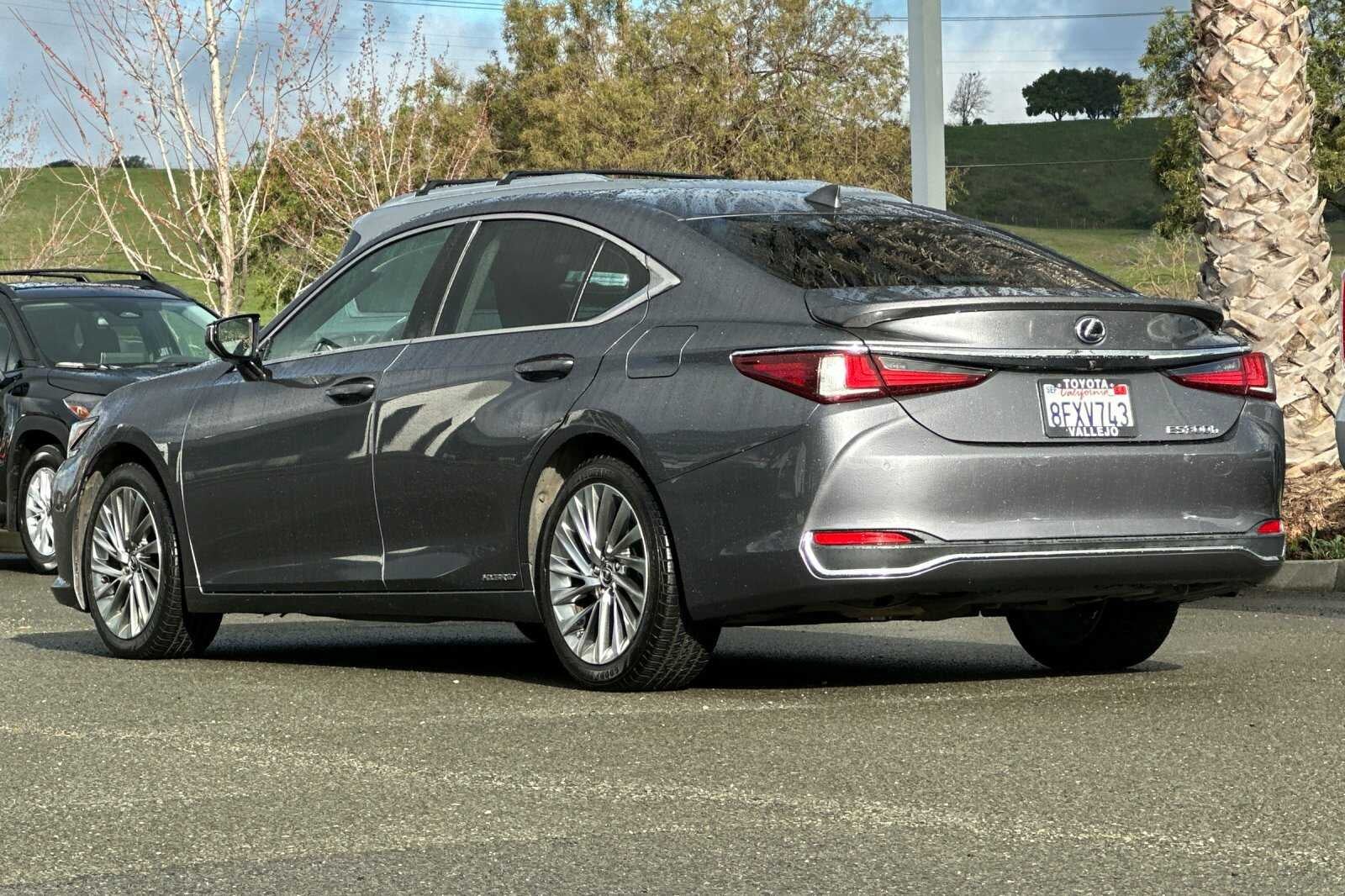2019 Lexus ES 300h Luxury 4D Sedan