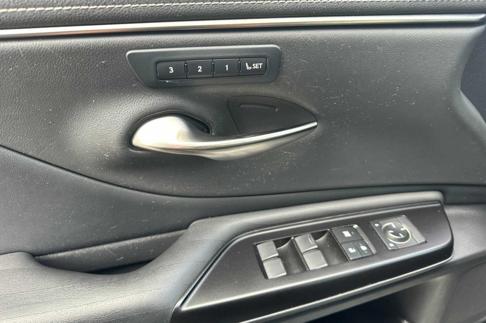 2019 Lexus ES 300h Luxury 4D Sedan