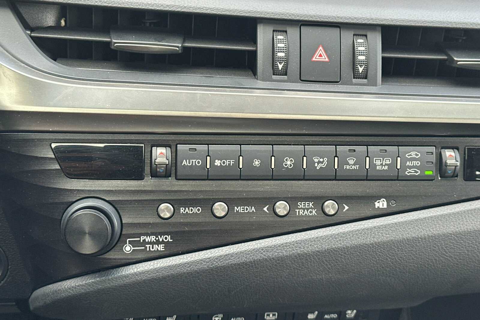 2019 Lexus ES 300h Luxury 4D Sedan